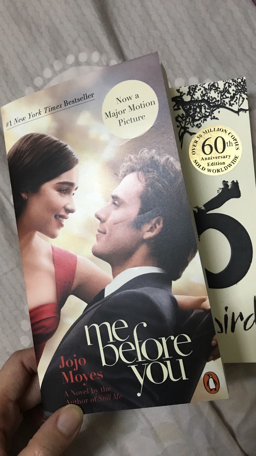 Đọc comment hơi hoang mang nhưng vẫn mua, rất vui là sách mình nhận ổn lắm ạ , đúng là giấy có mỏng nhưng không sao cả , mùi giấy thơm