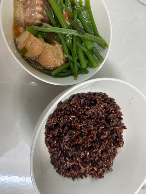 Hạt cơm nấu tơi khô ráo ko bị bể hạt hay nhão ướt, mình hay mix chung 2 loại lứt vs thêm hạy quinoa vào ăn chung rất ạ miệng, ngon sẽ ủng hộ lâu dài