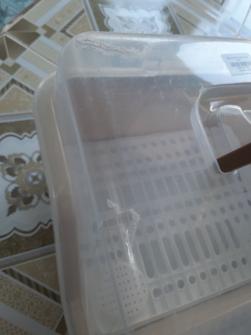 lần đầu tiên mua mà thất vọng tràn trề. sẽ k bao giờ mua hàng tiki nữa. hàng bị bể 2 chỗ thêm 1 chỗ hư nặng. vết nứt có thể chấp nhận do vận chuyển. nhưng vết trầy kia chắc chắn do hàng bị trc khi đóng gói. Vì bên ngoài đóng gói k bị trầy . Vết trầy nặng vậy nếu bị do bên vận chuyển thì nó sẽ trầy cả bên ngoài giấy gói hàng. Nhà cung cấp làm ăn ẩu quá