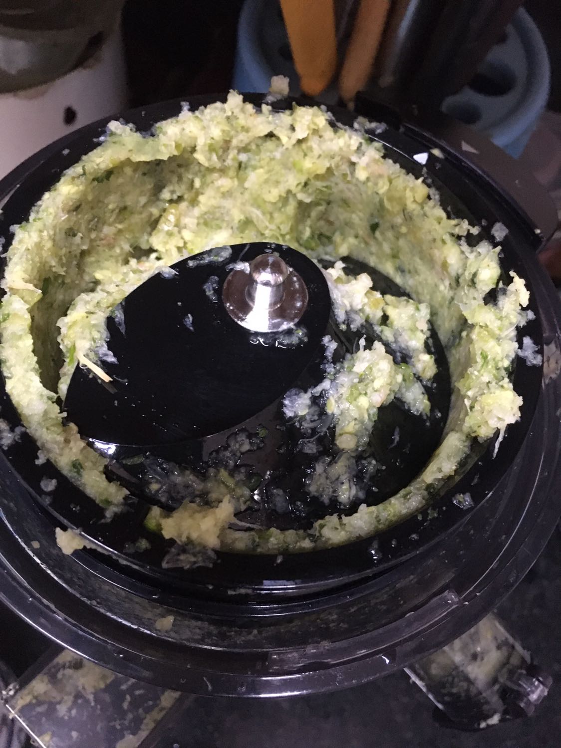 3.5 sao thôi hà!
Dù hơi bực mình trong những sai sót khâu đặt hàng nhưng dịch vụ chung ok, máy ok. Packing và giao hàng ổn. Máy sản xuất tại Đài Loan, mới đóng dấu kiểm tra chất lượng trong tháng 07/2020 và mình nhận đầu tháng 09/2020, mới cứng. Vận hành êm, nhanh. Ép không quá kiệt nước, nên mình xay 2 lần; các loại rau có cọng (rau má, cần tây) cắt 4cm rồi máy vẫn kẹt, nên cho vào tí quả thịt (ổi, xoài...) thì đỡ kẹt họng ra hơn. Cái họng ra hơi nhỏ, rau có xơ rửa khó. Máy có nút chặn đầu ra nước ép, muốn nước ép mịn có thể đóng van đó lại vài phút rồi hãy mở thì nước mịn hơn. Tháo ra hơi cực hơn các máy ly tâm. Rau, củ, trái vẫn bị “dính cối” hơi nhiều và chưa được xay mịn hết dù cho chạy không tải vài phút và tí nước vào, do va 1 lần ép nên ép nhiều. Nước ép ngon, cho 1-2 hạt muốt hột vào sẽ ngon hơn. Nên tách hạt, cam thì dùng máy vắt cam sẽ ổn hơn máy này! Lẽ ra cho 3.5 sao nhưng Tiki không có mức 3.5 nên thôi cho 4 sao.