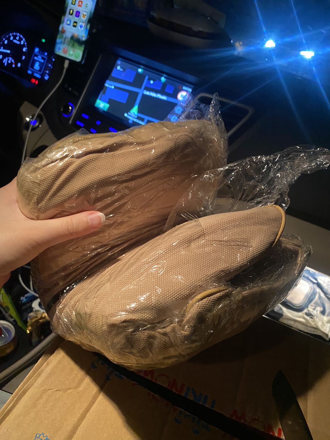 Đóng gói gọn gàng. Gối nở giãn ra. 
Giao hàng tiki now rất nhanh