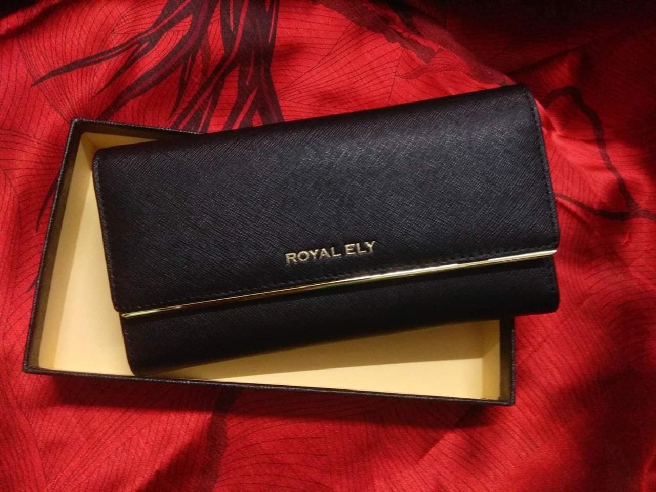 Món quà quá đẹp từ khâu đóng gói cẩn thận và hộp đựng rất đẹp rất thích hợp làm quà tặng. Vừng ơi mở ra thì càng thích vì ví quá đẹp sắc nét, đường may đều, viền và chữ ánh vàng nhìn sang quá...cầm vừa và chắc tay nhưng không nặng...tuyệt quá đi
Cám ơn shop rất nhiều vì món quà sinh nhật tuyệt vời dành cho mẹ mình
Chúc shop luôn buôn may bán đắt với những sản phẩm rất chất lượng như vậy Món quà quá đẹp từ khâu đóng gói cẩn thận và hộp đựng rất đẹp rất thích hợp làm quà tặng. Vừng ơi mở ra thì càng thích vì ví quá đẹp sắc nét, đường may đều, viền và chữ ánh vàng nhìn sang quá...cầm vừa và chắc tay nhưng không nặng...tuyệt quá đi
Cám ơn shop rất nhiều vì món quà sinh nhật tuyệt vời dành cho mẹ mình
Chúc shop luôn buôn may bán đắt với những sản phẩm rất chất lượng như vậy