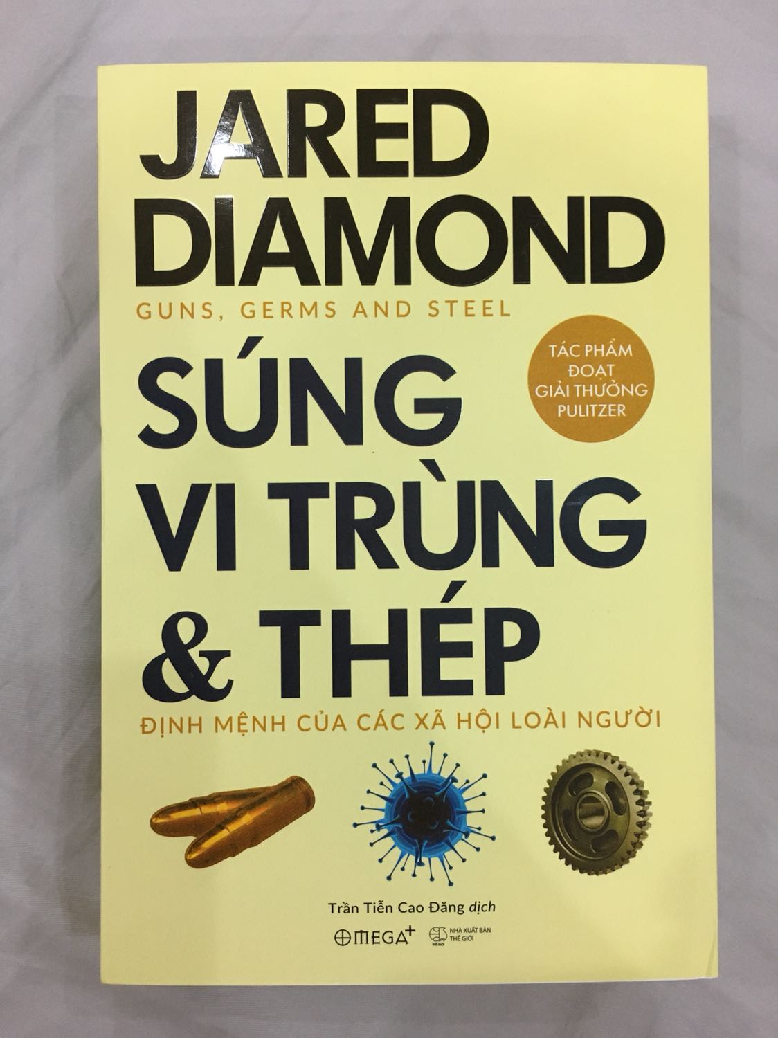 Lúc chờ sách mình vô cùng hồi hộp, ko biết sẽ nhận đc bản cũ hay bản mới, liệu sách có bị lỗi gì ko. Nhưng thật may mắn, cuốn sách mình nhận đc là phiên bản mới nhất, đc tái bản vào năm 2020, sách sạch đẹp ko dính lỗi gì. 
Đây là cuốn sách mà mình thấy rất nhiều bạn recommend. Sách dày, nhưng có xen kẽ tranh ảnh và biểu đồ,...minh hoạ để độc giả dễ tiếp cận hơn với lượng thông tin rất lớn. 
Hy vọng cuốn sách này đến được với thật nhiều những người bạn đam mê lịch sử, văn minh nhân loại.