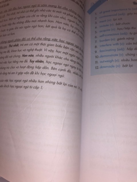 Sách thì khá ok, các chủ đề dễ hiểu, giao nhanh. Lần trước mua cuốn B1 quá ok, nên mua thêm mà sách lại bị như thế, chắc cũng trên 10 trang như vậy, mình quý sách nên thấy nó nhăn nhăn cảm thấy rất khó chịu. Dù có sale cũng nên kiểm tra hàng, chứ lỗi vậy thất vọng lắm.