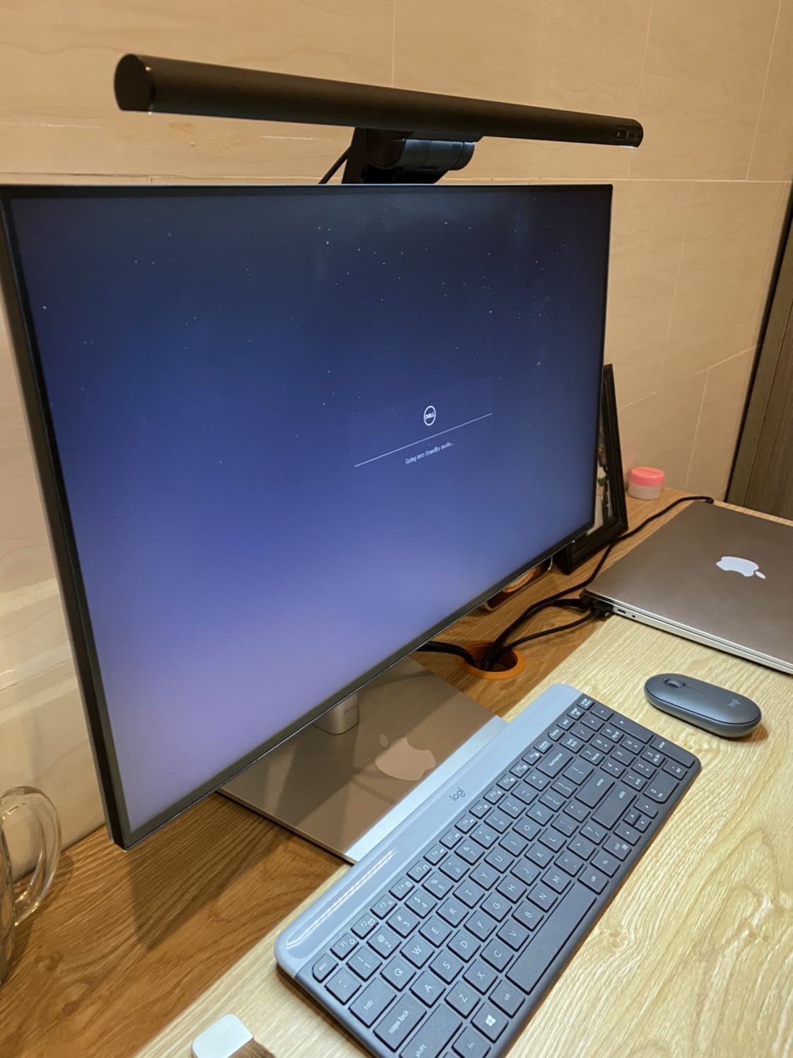 Ánh sáng vừa đủ ko quá sáng. Nhưng nếu điều chỉnh sáng thêm đc chút nữa thì quá tốt. Do màn hình tràn viền nền phần kẹp vào màn hình ko thể kẹp đc vì sẽ bị cấn vào màn hình. Mình phải dùng keo 3M để dán cố định. Sản phẩm ổn với giá cả.