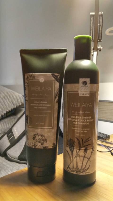 Giao hành nhanh, đóng gói kĩ. Mình dùng loại này lâu rồi, tốt lắm đó. Thơm, mềm tóc, mượt. Chỉ có điều là chưa sạch hết gàu. Ai muốn sạch gàu thì khi gội nên trộn chút muối hạt với dầu gội. Gội với muối một tuần 2 lần thôi nha, gội nhiều quá sẽ bị khô da đầu.