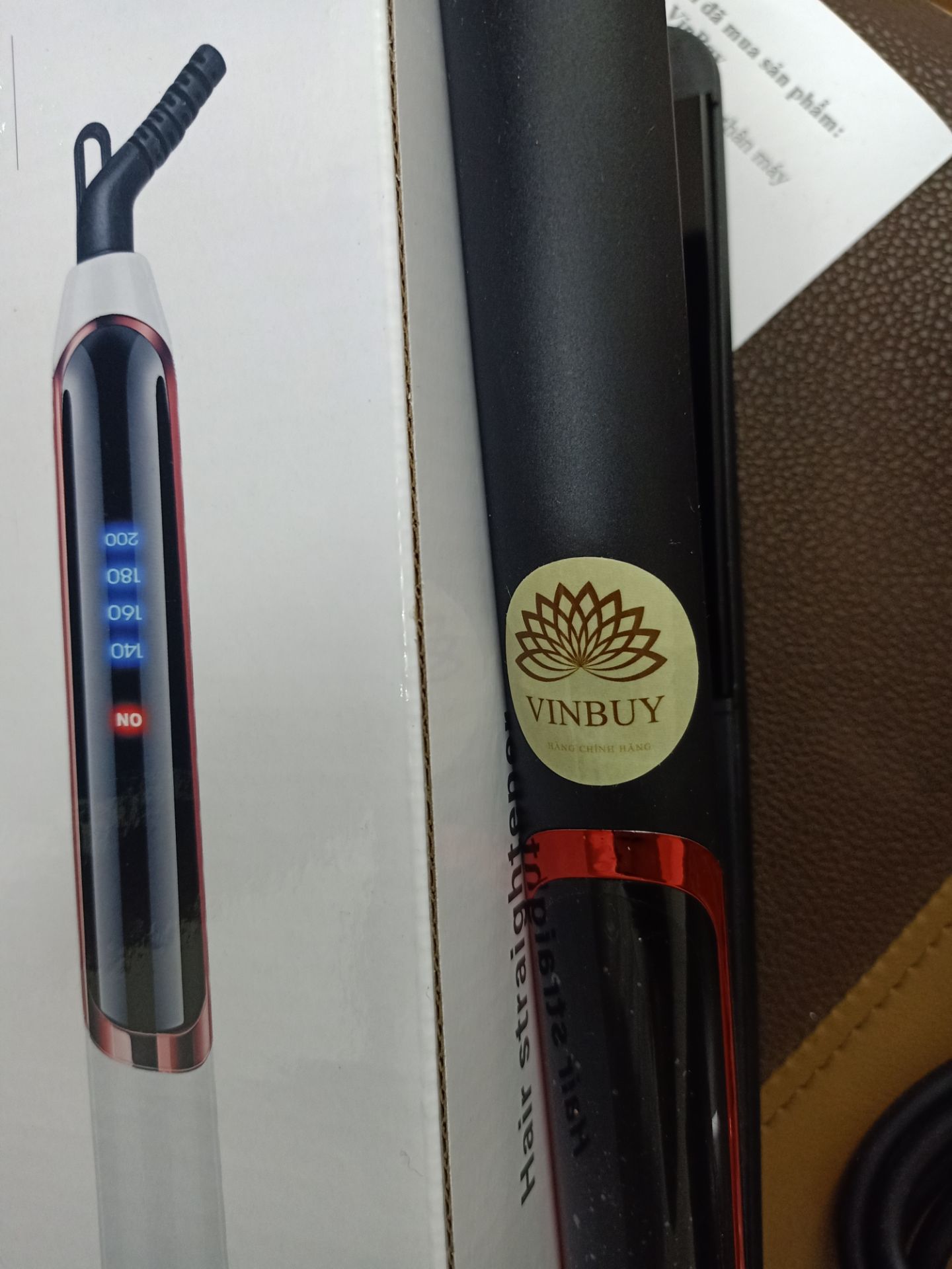 Mình nhận được hàng siêu nhanh. hàng của VinBuy chuẩn luôn, chính hãng. có tem VinBuy + lời cảm ơn + giấy bảo hành và dịch vụ CSKH. hàng rất xịn từ chất liệu đến thiết kế. máy nóng nhanh. dễ điều chỉnh nhiệt độ. khoảng nhiệt độ thấp - cao được giãn đều nên cũng tiện lợi khi chọn! 1 ưu điểm nữa đó là máy là tóc vào nếp nhanh lắm. tóc mình xoăn tít mà là phát + dùng ít sáp = vào nếp ngay. Lần mua hàng này mình cực kỳ ưng ý về chất lượng sản phẩm và giá cả. Giá rất rẻ so với máy VinBuy chính hãng ngoài cửa hàng. có 1 lưu ý chính là mình cứ nghĩ Tiki sẽ bỏ sản phẩm vào hộp. ai ngờ chỉ bọc lớp linon troong hơi thiếu thiện cảm, mình cứ nghĩ sản phẩm nào cũng được đóng gói hộp đẹp lắm cơ. nhưng thôi mình cho 5 sao. Cảm ơn dịch vụ của TiKi và sản phẩm chất lừ của VinBuy!