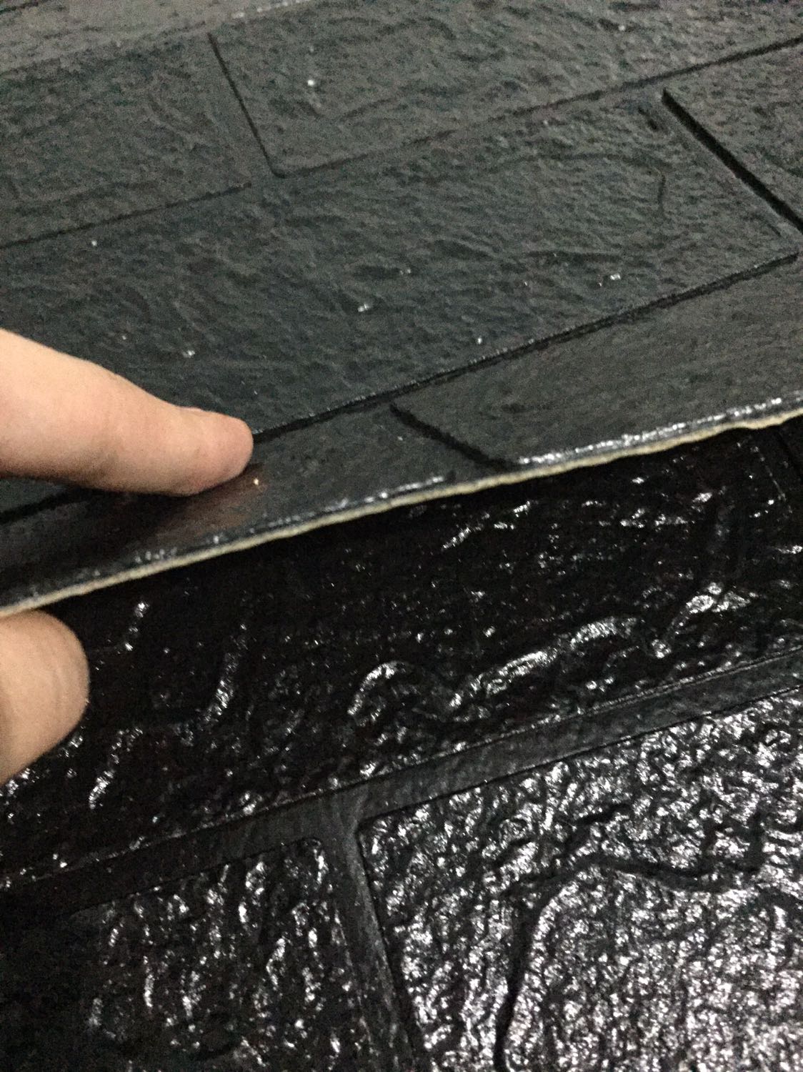 Mình đã thử mua 2 chỗ khác nhau trên tiki nhưng hàng thì giống y nhau 100%, mình k quá ngạc nhiên vs miếng dán khi mang về vì nếu mua ở ngoài thì 1 miếng nv sẽ có giá 20k hoặc hơn thì sẽ dày dặn hơn nhiều so vs cái này, hàng thì đc bọc lại rất kỹ càng, keo gián cũng tốt nchung mình mua về chỉ để dán tường thôi nên sp này thì ok còn nếu dùng để bảo vệ cho trẻ e khi va vô tường thì nên mua ở ngoài sẽ dày và an toàn hơn ?