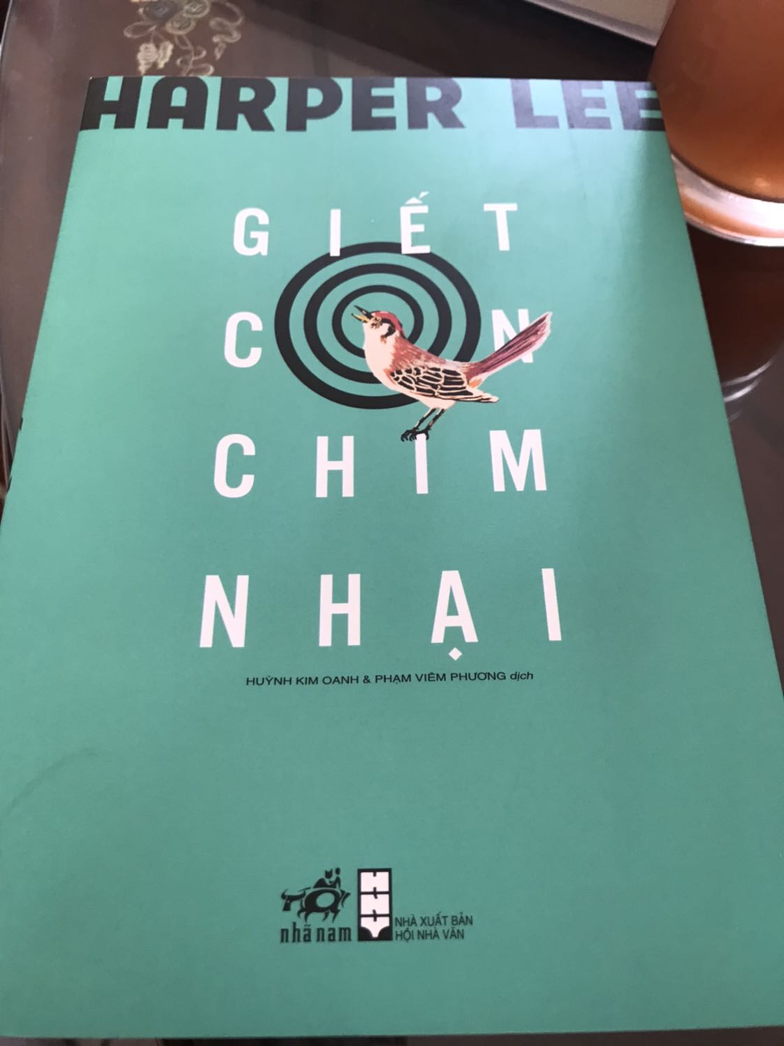 Mình mua luôn cả 2 bản English và Vietnamese, sách rất hay. Cả hai shop đều đóng gói kĩ lưỡng, sách không bị rách,nhân viên giao hàng lịch sự.