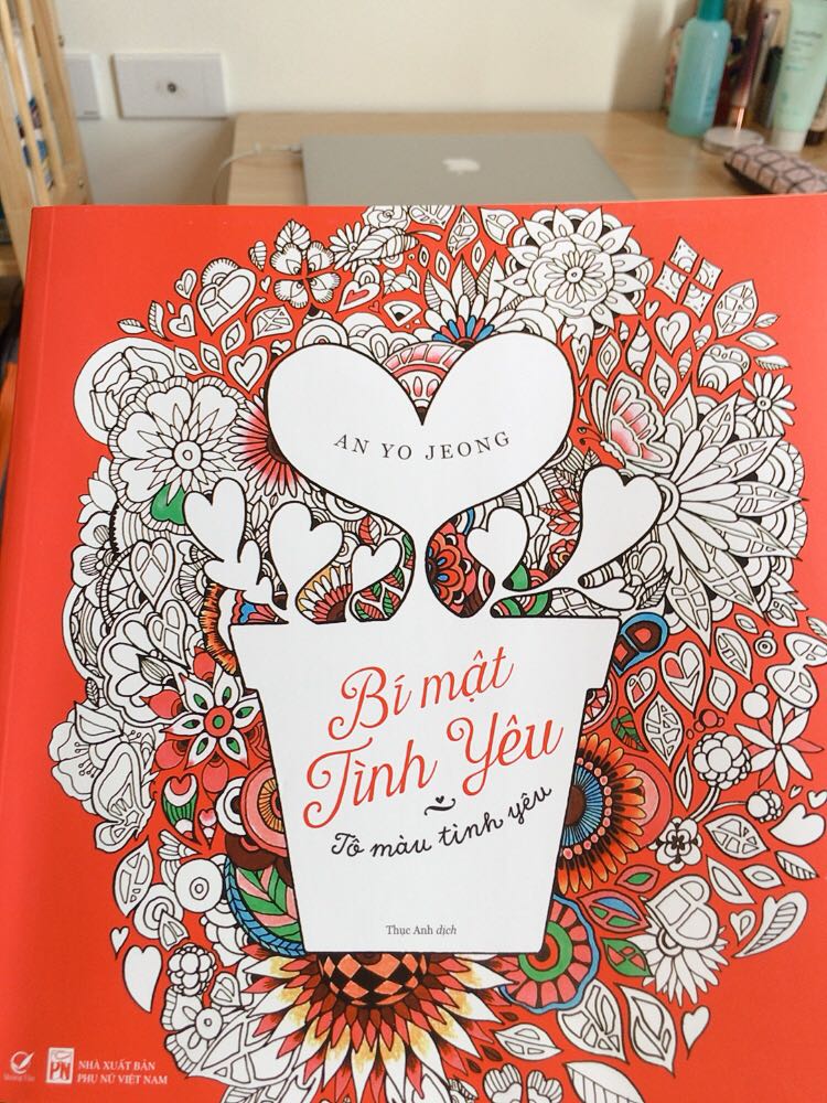 Bìa ngoài có màu sắc đẹp, rất bắt mắt. Giấy bên trong dày dặn chứ không phải loại mỏng tèo. Hình vẽ bên trong đa dạng, khá dễ tô. Ngoài ra có thêm nhiều trang trắng để ai có khả năng có thể sáng tạo thêm. Giá trị giải toả căng thẳng khá tốt.