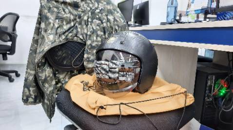 Giao nhanh, đủ phụ kiện. 
Nếu so sánh với hình mẫu của shop thì bị sai lệch:
- Logo in nhòe, màu không đẹp, không phải logo nổi của shop đăng
- Lỗ thông gió bằng nhựa, không phải inox lưới
- Miếng nhựa sau nón phía dưới không có chữ Roc.
Shop làm rõ cho mình những thắc mắc trên.