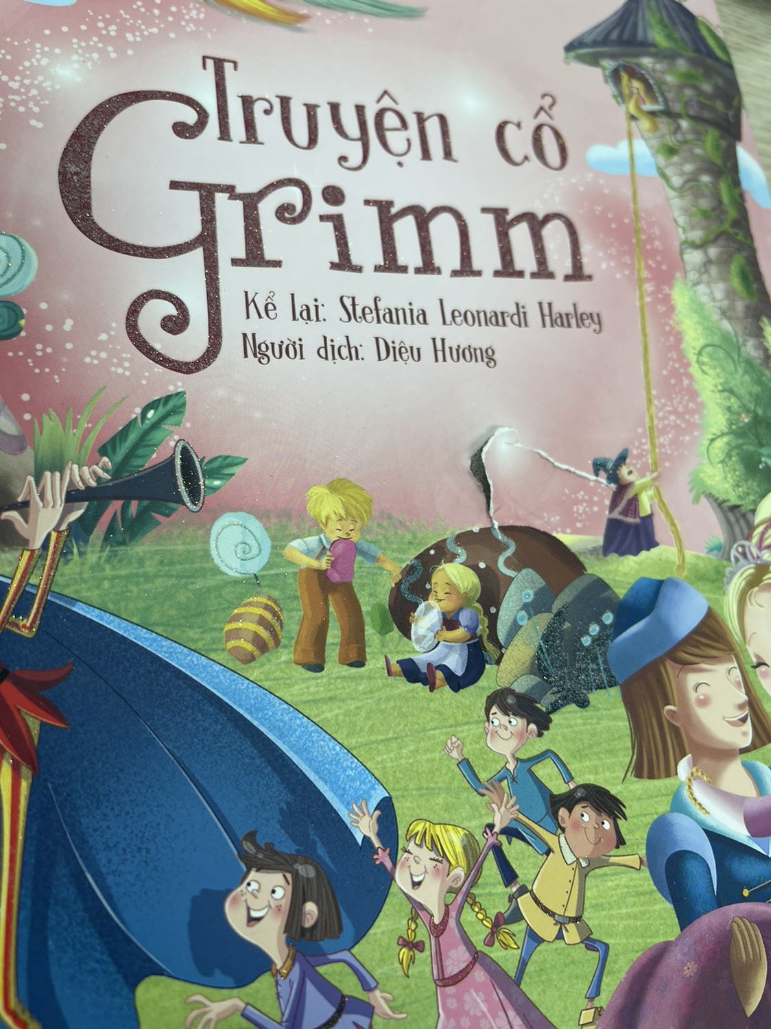 Vừa nhận được sách mở ra thì thất vọng vì 1q bị rách bìa. Mình mua sách ko muốn sách bị rách như thế vì còn muốn lưu giữ nữa.