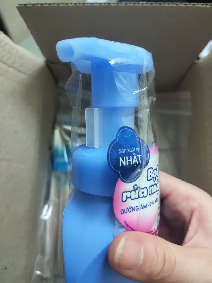 đóng gói cẩn thận. tặng chai srm thì có gạt nhựa ở đầu vòi và thêm chiếc băng dính cố định rất ưng, còn kem chống nắng thám nhanh, dạng sữa rất oke. đắt sắt miếng, lần đầu mình mua hàng trên tiki mà đã thấy ổn.