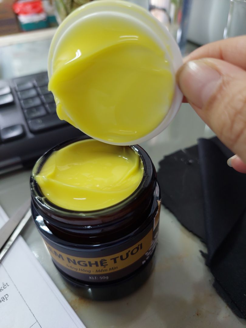 giao hàng nhanh, sản phẩm mùi nghệ thơm như tinh bột nghệ nguyên chất, bôi vào da thì mát, lành tính với da nhạy cảm như mình. Công hiệu trắng da, mềm mịn không thì sử dụng 1 thời gian mới biết.