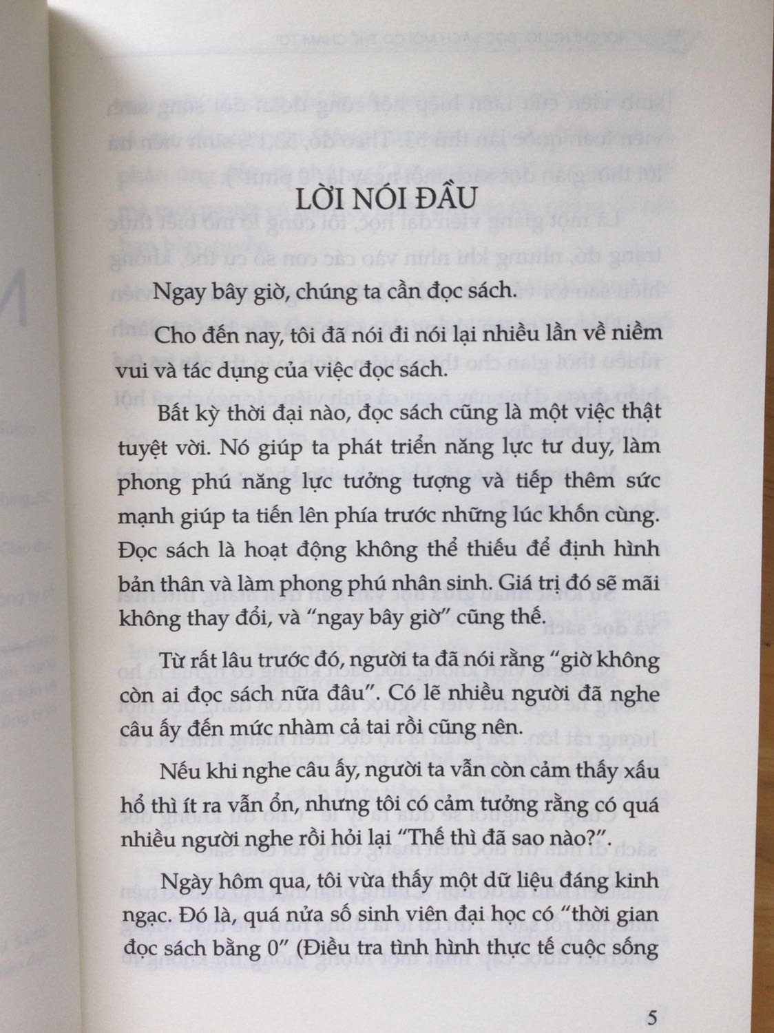 Thật là một cái tựa sách đầy khiêu khích nhỉ.
Một cái tựa dễ chạm tự ái người ta. Kaka
Ngay từ dòng đầu tiên, ông đã nhắc nhở mạnh “Ngay bây giờ, chúng ta cần đọc sách”. Thiệt là có sức thuyết phục.
Trong suốt nội dung, tác giả đã nhắc tới việc đọc sách đa dạng chủ đề lúc ban đầu tưởng chừng như vô nghĩa. Đọc 20-30 hay 50 cuốn rồi chẳng thấy tri thức đâu, dễ làm người khác nản lòng. Nhưng đọc tới 1*** rồi 500 cuốn, sẽ thấy sự khác biệt “giống như tế bào phân chia”- ông ám chỉ.
Với góc nhìn bản thân, tôi cũng từng có nhận định tương tự thế. Mỗi cuốn sách tựa một mảnh ghép của trò xếp tranh zig. Từng mảnh nhỏ rời rạc đầu tiên luôn khó, và chưa thể thấy được hình. Càng xếp nhiều, bức tranh đẹp sẽ càng hiện rõ ra. Đấy chính là thời khắc ta ngộ được nhiều thứ.
9/10 điểm cho ý tưởng và nội dung cuốn sách. Đáng để đọc, để nhóm lửa hăng máu, để đọc nhiều hơn.
Chỉ hơn 180 trang với khổ nhỏ cỡ A5, tốn vài chục phút để trải nghiệm. Đáng mà.