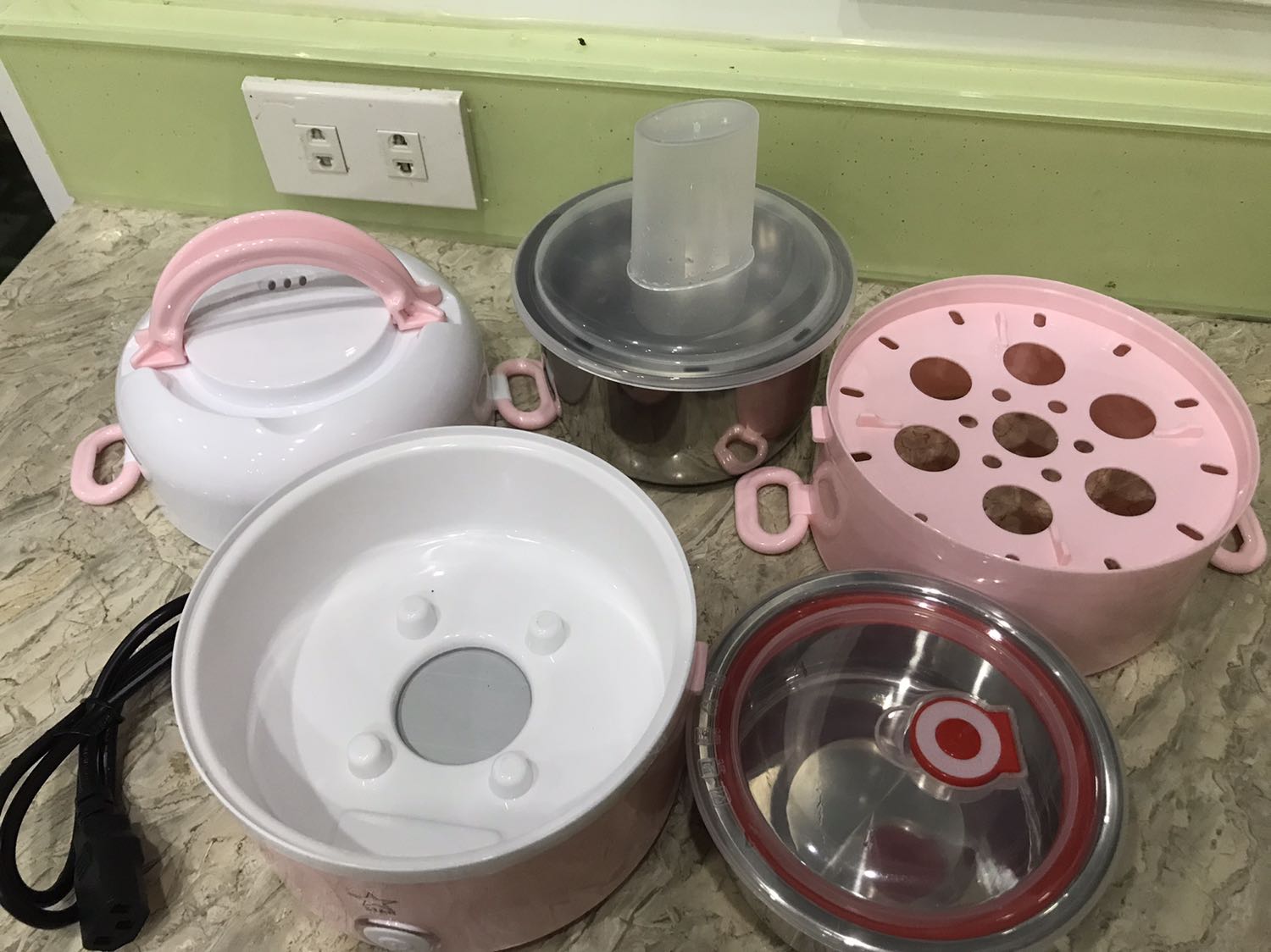 Nhận được bộ màu hồng nhìn đẹp, lúc đầu chưa biết sử dụng sau lọ mọ cũng biết, tạm ổn. Còn thiếu một vĩ hấp màu trắng vì mình thấy bộ màu đen có mà bộ màu hồng kg có. đặt bộ màu đen mà gửi bộ màu hồng