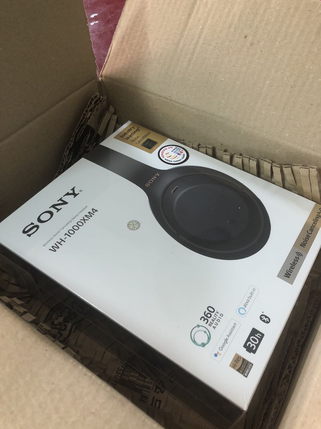 Hàng chính hãng, khả năng chống ồn chất lượng, mình mua về vừa nghe nhạc vừa tập trung làm việc rất hiệu quả. Mua 11.11 đc giảm giá còn 5tr4 nên rất là ưng luôn, còn đc tặng kèm tui đeo sony vải tốt nữa. 5sao k bàn cãi.