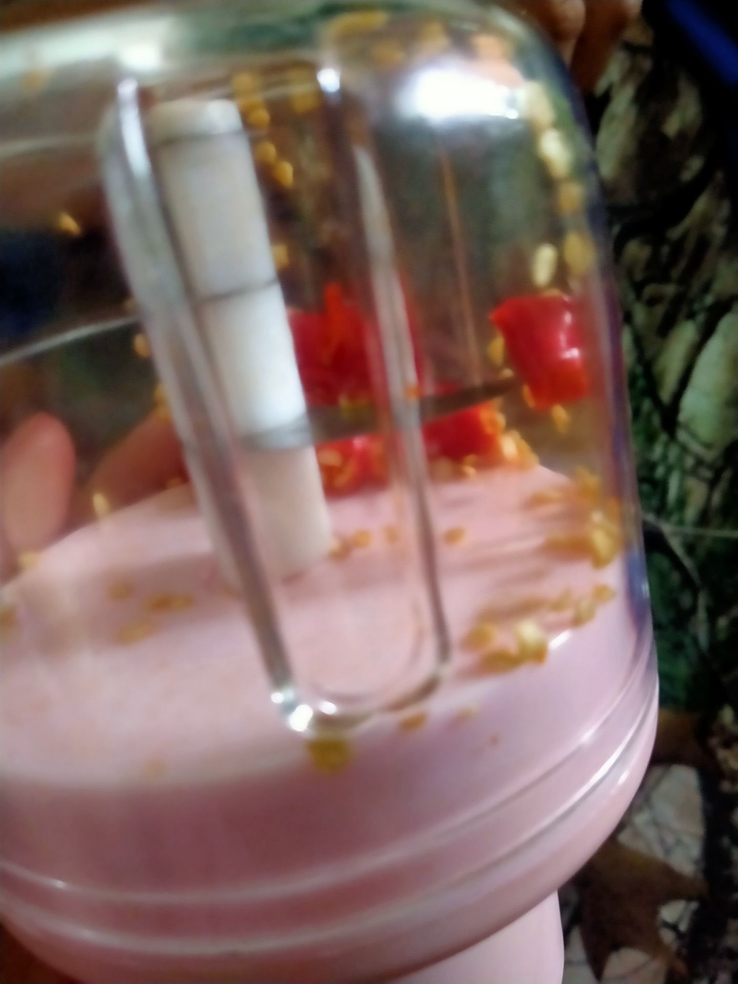 máy xay tỏi, ớt còn không được nên ko dám xay thịt hay thức ăn nào khác, dù sạc pin rồi vẫn ko cải thiện, ớt dù đã cắt nhỏ sẵn vẫn không thể quay được, thành ra mua về lại ko dùng làm gì được