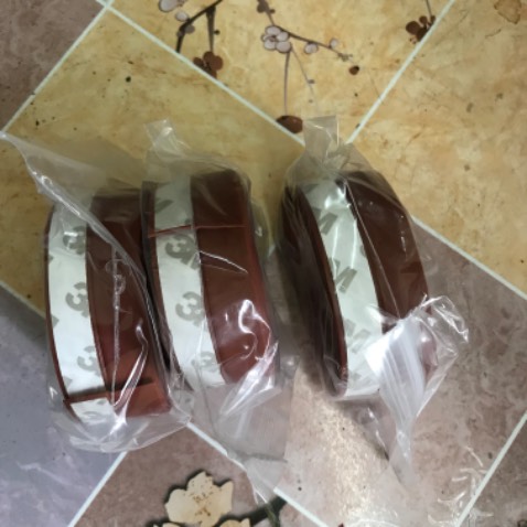 Hàng màu nâu đẹp, điện thoại cùi bắp của m chụp dìm hàng quá. Có sẵn keo rồi chỉ bóc ra cắt dán thôi tiện lắm. Sắp mùa đông rồi m mua về dán trước chứ ko chờ thấy lạnh run mới đi mua thì cũng chịu vài đêm lạnh. Tặng shop 5 sao nhé!