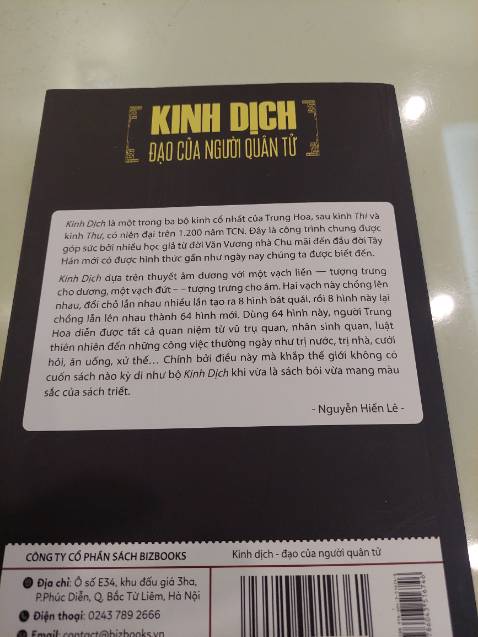 Đọc Dịch đã khó, đọc rồi hiểu thấu những lý lẽ cùng tận của nó không phải ai cũng làm được. Đến như đức Khổng tử cũng nói “ Cho ta sống thêm ít năm nữa, tới 50 tuổi nghiên cứu Kinh Dịch, thì có thể không lầm lỗi lớn.” 
Kinh Dịch là một kỳ thư, ban đầu chỉ có những hào (vạch liền, vạch đứt), những quẻ (tổ hợp của các vạch), do vua Phục Hy phác họa ra. Ông đã ngước mắt nhìn bầu trời để rồi thu tóm vạn vật vào hai phạm trù âm dương mà đặt căn bản cho Kinh Dịch. Kinh Dịch biểu hiện sự giao thoa, đeo đuổi, chuyển hoá, pha trộn, thăng giáng, suy thịnh của hai yếu tố âm dương (được triển khai từ thái cực) để thành tựu nên vạn vật.  
Văn Vương, Chu Công và các tác giả Dịch truyện tin các phép bói dịch và đem những luật âm dương ai cũng nhận thấy trong vũ trụ để giảng cho nó bớt tính huyền bí đi, sửa lại thuyết định mệnh trong dịch coi nó là một luật tự nhiên, nó chỉ cho ta biết cái hướng theo đó sự việc sẽ xảy ra. Kinh Dịch bởi vậy là tinh hoa kiến thức huyền bí vừa có tính mặc khải vừa có tính chiêm nghiệm của các bậc thánh hiền thời cổ. Người nào thông hiểu dịch lý thì có thể hiểu biết sâu xa và tiên liệu các sự việc một cách tương đối chính xác; do đó mà hành động ít lỗi lầm.
Kinh dịch – đạo của người quân tử của Nguyễn Hiến Lê chú trọng tìm hiểu triết lý trong Kinh Dịch, tức vũ trụ quan, nhất là nhân sinh quan, cách sử thế trong Kinh Dịch gọi là Đạo Dịch, đạo của bậc chính nhân quân tử thời xưa. Dù là một cuốn sách rất khó đọc ở cả phần Kinh lẫn truyện, việc bỏ bớt phần bói toán, huyền bí và trình bày một cách có hệ thống, sáng *** tư tưởng của cổ nhân là một thành tựu đáng ghi nhận nơi tác giả.