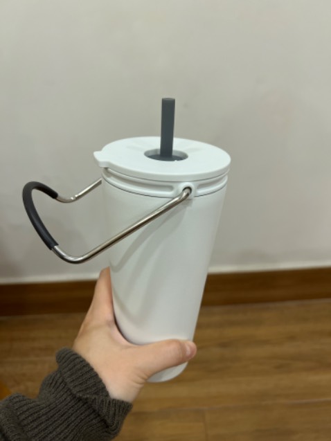 Locknlock thì chuyên bình giữ nhiệt rồi. Tiki giao hàng chính hãng. Ở ngoài vỏ nhám màu trắng xinh cực, hi vọng không mau bám bẩn 😅 xài bình màu trắng thì chắc chỉ uống nước lọc. Trà cafe là dơ cái bình liền á. Khả năng giữ nhiệt không cao, để đá vào lúc cầm bình thấy có độ lạnh nhẹ