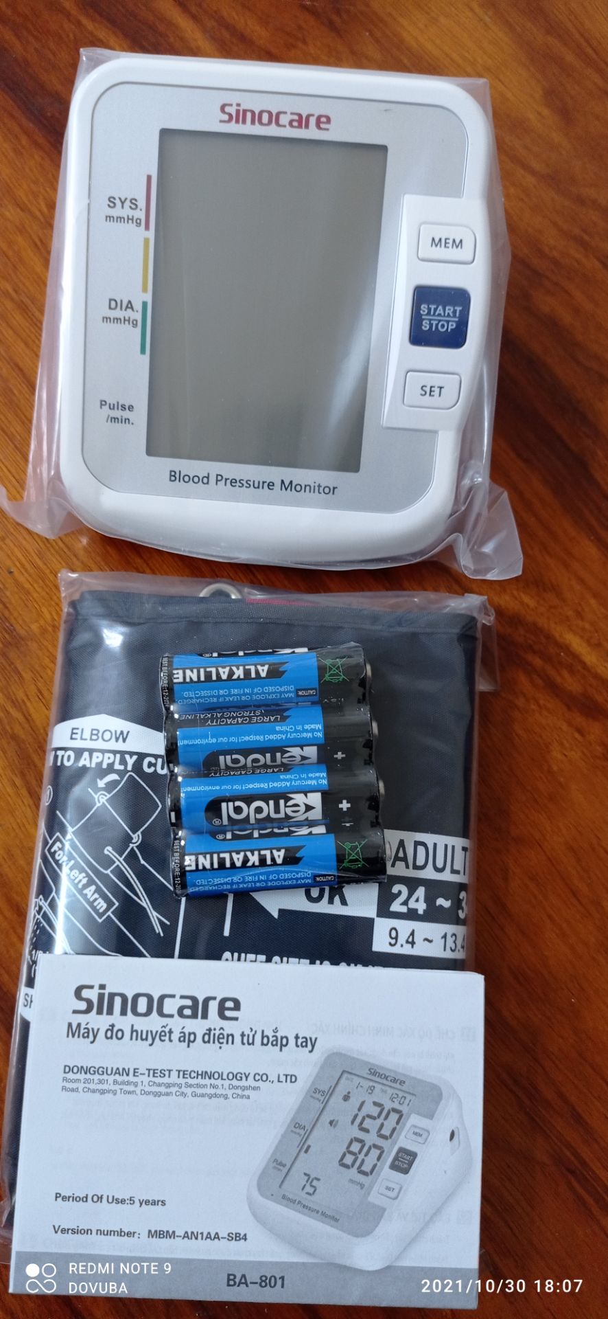 Tốc độ giao hàng nhanh, đúng mẫu mã như hình ảnh, trông bên ngoài khá đẹp và sang. Hàng còn nguyên seal. Trọn bộ gồm 1 máy có thông báo bằng tiếng việt, 1 cái quấn tay, 1 hướng dẫn và 4 pin aa alkaline.