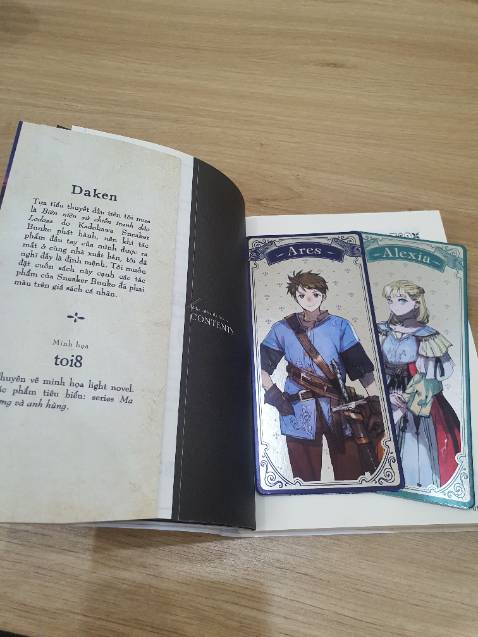 Sách đẹp, chữ in rõ nét, những trang có màu đẹp, sắc nét. 2 character card dùng như bookmark thì quá xịn luôn. Dù vậy vẫn có 1 tên chương bị đánh sai, không rõ có ẩn ý gì ở đây không @@
Bìa thật của sách được vẽ như một trang giấy sờn cũ - tạo cảm giác gắn liền như 1 quyển sách cũ được đọc nhiều lần, vừa gợi hình ảnh 1 "biên niên sử" như cốt truyện, vừa gợi cảm giác 1 cuốn sách như đã gắn bó với mình từ lâu, cảm giác như gặp lại người bạn cũ.
Cốt truyện quá tuyệt vời, cách sắp xếp chương nếu để ý kỹ sẽ thấy tác giả đã cài cắm "dấu ấn" của nhân vật chính ngay từ đầu. Ẩn ý này đọc đến chương của công chúa mới lộ ra, làm tôi phải quay lại điểm nhìn của tất cả các chương trước rồi mời trầm trồ thán phục.
Một tác phẩm quá hay, cả về phần nhìn và phần đọc!