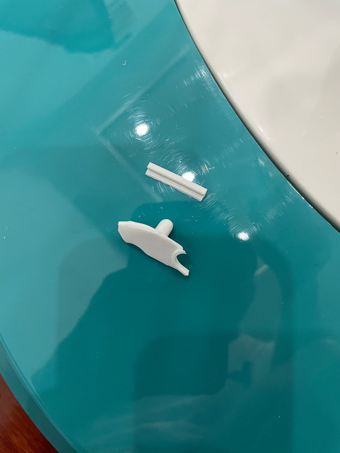 Chờ hơn  2 tháng để nhận được một món hàng cực kỳ thất vọng. Hình quảng cáo đẹp lung ling nhưng thực tế thì quá tệ. Hoàn thiện cực kém; Đóng gói hàng vô trách nhiệm (Hàng bị vỡ; các nút bấm không hoạt động), các phụ kiện không có. 
Hy vọng Tiki xem lại cách làm chứ sáng giờ gọi lên *** chăm sóc khách hàng đều không liên hệ được.