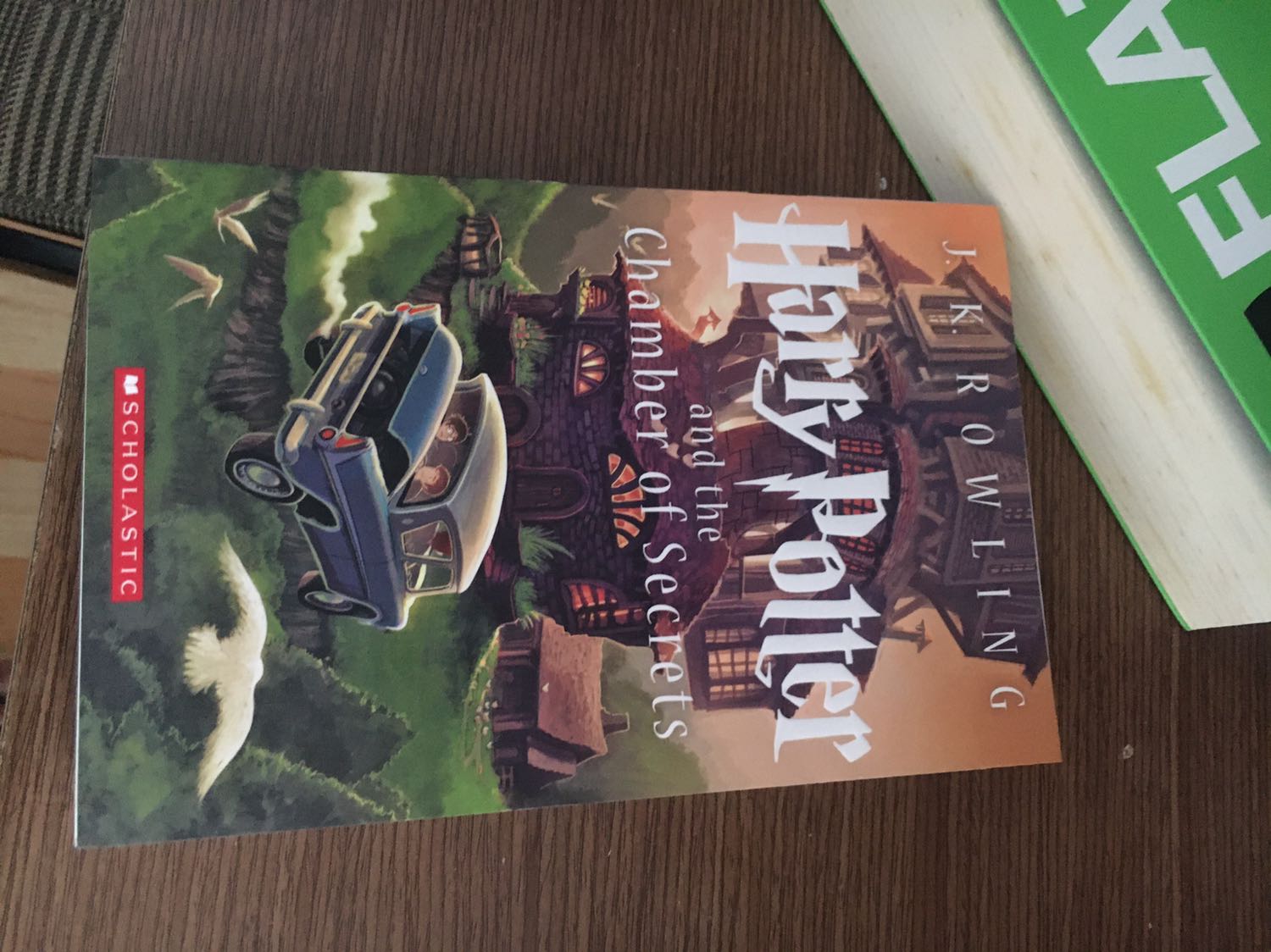 Mình mua hàng từ Tiki cũng đã khá lâu và cũng chưa bao giờ phải thất vọng. Nhưng lần này Tiki khiến mình thật sự không hài lòng. Mình đặt mua 4 tập sách nhưng một trong 4 cuốn đó lại là tiếng Anh. Mình không biết Tiki có kiểm hàng trước khi giao đến tay của khách hàng hay không, điều này thật sự là không thể chấp nhận được. Nếu nguồn hàng đến từ một nhà cung cấp khác mình có thể chấp nhận, nhưng ở đây là Tiki Trading thì mình thấy hơi có vấn đề. Mình mua tặng cháu thì tuần rồi nghe cháu bảo như vậy cũng không biết giải thích sao. Mong Tiki kiểm tra lại và cho mình câu trả lời cũng như cách giải quyết thoả đáng về sự cố này.