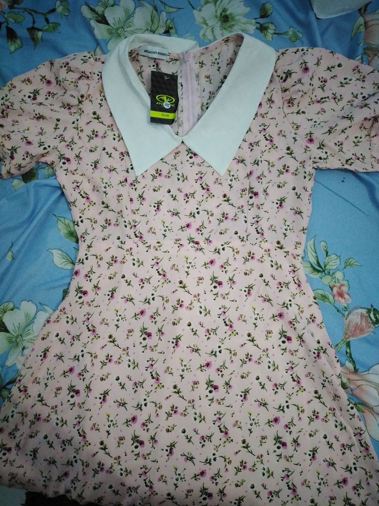 Shop giao hàng đúng mẫu, váy hai lớp, chất liệu vải ok, có điều mình mặc hơi chật eo, nhưng shop nói là có hổ trợ đổi sai nên mình rất hài lòng, cảm ơn shop, cho shop 5 sao, sẽ tiếp tục ủng hộ shop lần sau