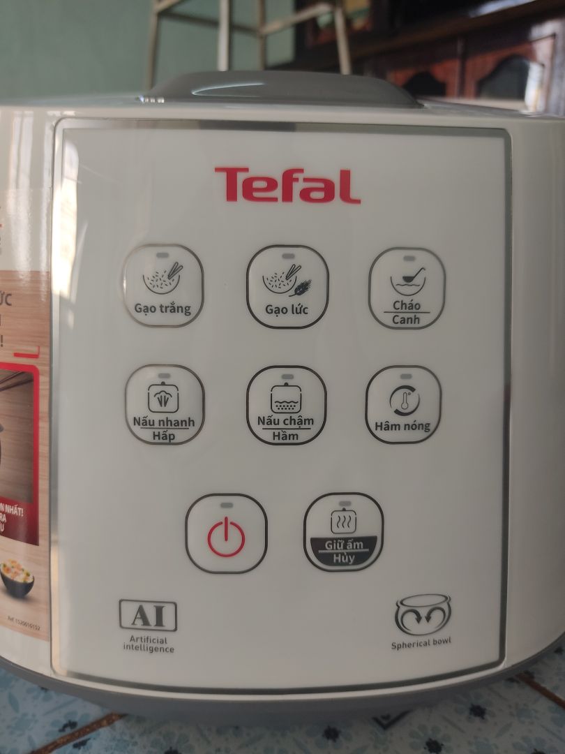 Nói về thương Hiệu Tefal là nói về sự hài lòng và an tâm về chất lượng rồi. Mẹ mình sử dụng rất chi là ưng luôn?. Sau khi sử dụng mình có một số đánh giá như sau:
+ Về thiết kế: Đẹp, sang trọng, màu trắng nhìn rất là đẹp luôn✨✨. Lòng nồi thì hình niêu tráng men nấu cơm không bị dính, không cháy, ngon cơm. Nồi không có tay xách nên một vài bạn đánh giá bất tiện, nhưng mình vẫn thấy nó có cái hay của nó, khi di chuyển nồi ta bưng bê, thay vì xách sẽ an toàn hơn và giúp nồi sử dụng được bền hơn.❤️. Một điểm khác biệt mà nếu để ý kĩ bạn mới biết là thành lòng nồi Tefal in cả logo của mình lên luôn, sang trọng hẳn lên, mình thấy các hãng khác không làm thế (chắc để tiết kiệm chi phí sản xuất). À mà ngoài xửng hấp và môi cơm như bao nồi cơm điện khác, Tefal còn tâm lý  cho khách hàng khi đi kèm thêm 1 môi múc cháo/canh nữa, yêu thế ???
+ Về chức năng: Có rất nhiều chức năng cho một nồi cơm điện với giá quanh 1 triệu đồng như thế này:  Gạo trắng, gạo lức, cháo/canh, nấu nhanh/hấp, nấu chậm/hầm, hâm nóng. Mình thì khoái chế độ gạo lức vì mình rất thích món sữa chua nếp cẩm ??Khi sử dụng chế độ nào thì nút sáng bật ở chế độ đó giúp người sử dụng rất dễ nhận biết. ❤️
+ Về khả năng giữ ấm: Nồi giữ nhiệt rất là lâu, nấu buổi trưa để đến chiều cơm vẫn còn ấm. Có thể là do nồi được thiết kế dạng niêu nêu mới hỗ trợ giữ ấm lâu như vậy.❤️Thêm vào đó ron cao su ở phần nắp rất dày, dẻo đảm bảo hơi được giữ kín như bưng trong nồi nữa
+ Về quà tặng: Theo mình nghĩ với mức giá đã giảm chưa tới 1 triệu là quá ok cho một nồi cơm điện Tefal như thế này rồi, nhưng Tefal lại còn tặng thêm 1 chảo chống dính có tem đỏ báo nhiệt, thành chảo cao giúp hạn chế bị bắn dầu mỡ khi chiên xào thì lại quá là xuất sắc luôn. 
Nói tóm lại là quá nên mua mọi người ạ. Mình đã tin mua và cả nhà mình rất hài lòng về Tefal