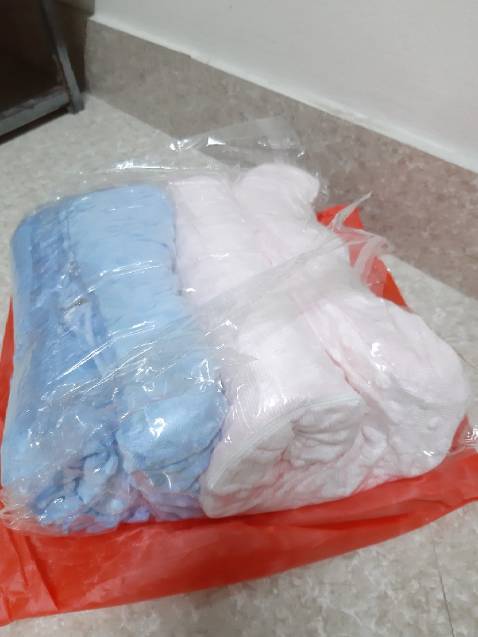 Gối mềm lắm. Mình dùng thì tạm ok. Còn chồng mình dùng thì a í thấy mềm quá không thích. Gối hơi thấp nữa. Với 3 cái 3 màu mà vỏ thiết kế khác nhau.cái màu xanh vỏ bị rộng so với ruột gối. nằm 1 thời gian thấy cao su nó cứng lại, nên gối lúc đó thấy sướng nhất! nó vừa vặn chứ ko gây mỏi cổ như mấy gối bông ép!!!