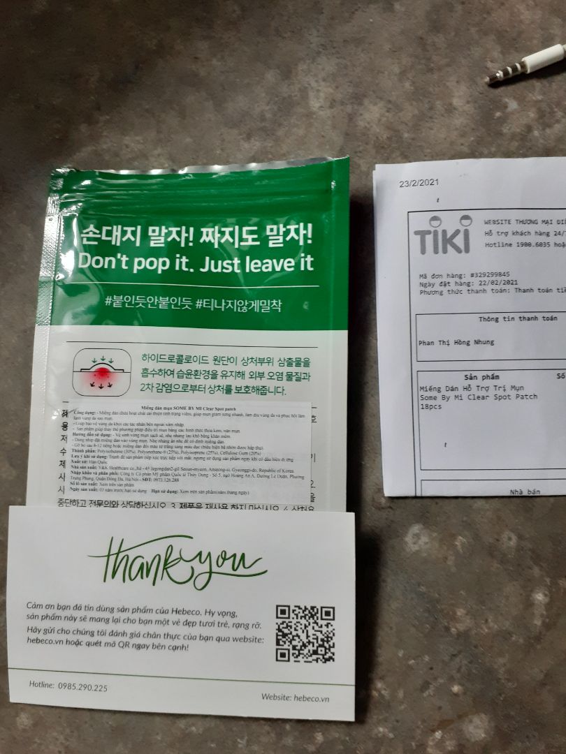 miếng dán không lộ.khá dễ chịu. mình rửa mặt bằng máy rửa mặt 3 lần mà ko bị bong ra.