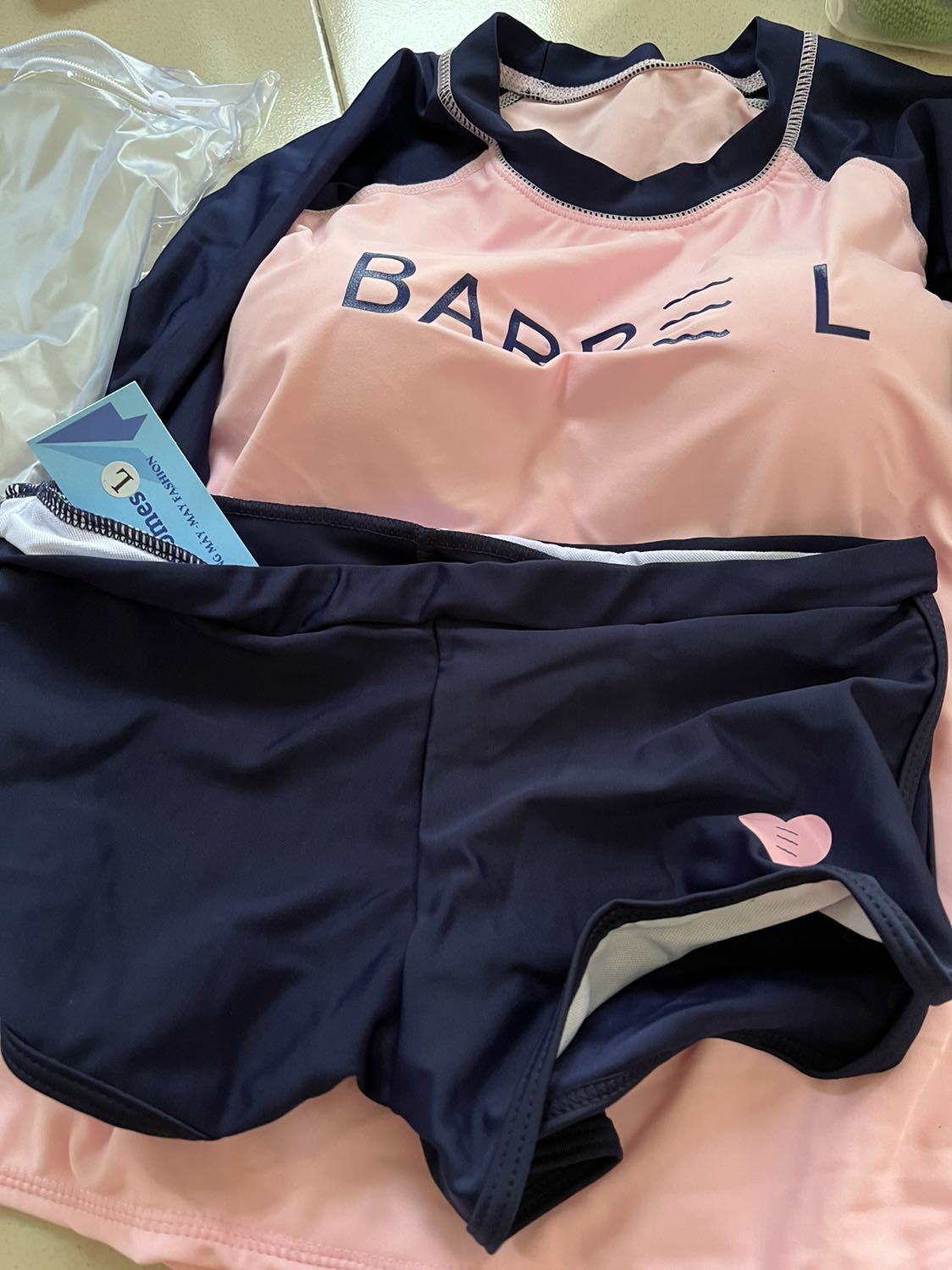 Đóng gói rất cẩn thận, giao nhanh. Chất liệu thu dầy, mát. Màu hồng kết hợp với xanh đen trẻ trung, có cả khung kim loại nâng ngực nữa. Nói chung hợp ý tui