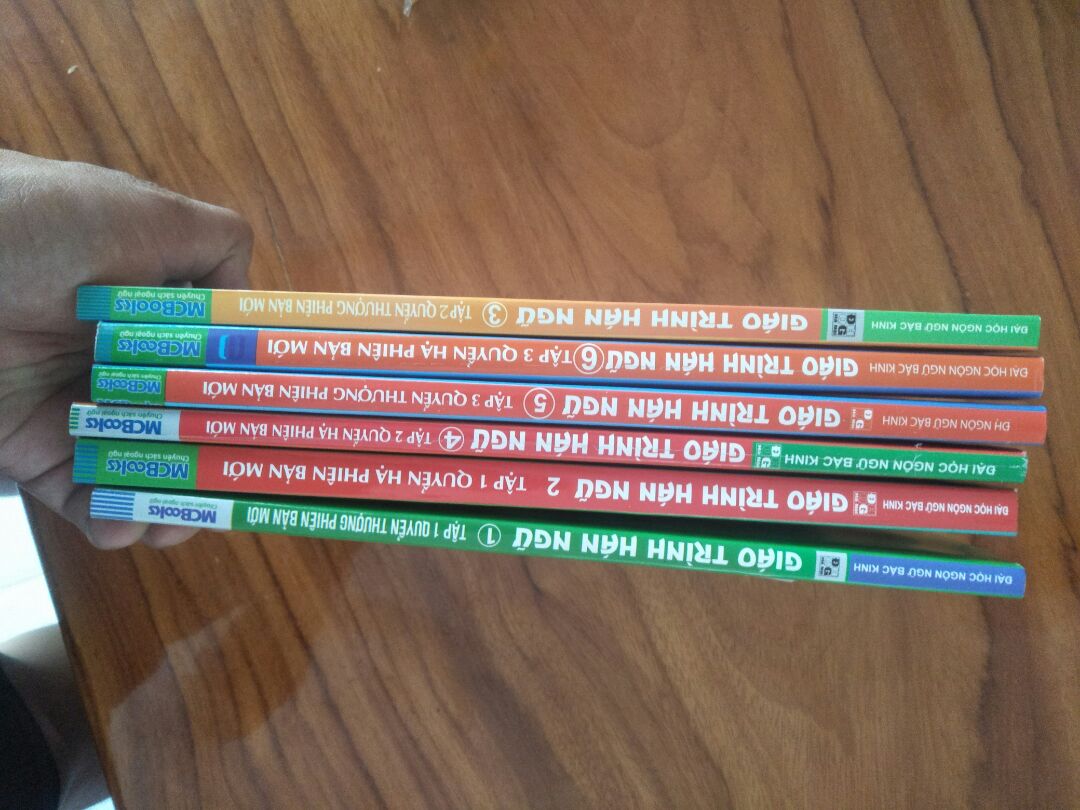 sản phẩm đẹp, giáo trình hay, tuy nhiên nhà xuất bản có một quyển không đúng nhưng trong giới thiệu, đóng gói đẹp cẩn thận, giao hàng thân thiện, gần gũi, đuang hẹn. tóm lại chỉ nhà xuất bản không đúng gây tí nghi ngờ sản phẩm. còn lại ổn