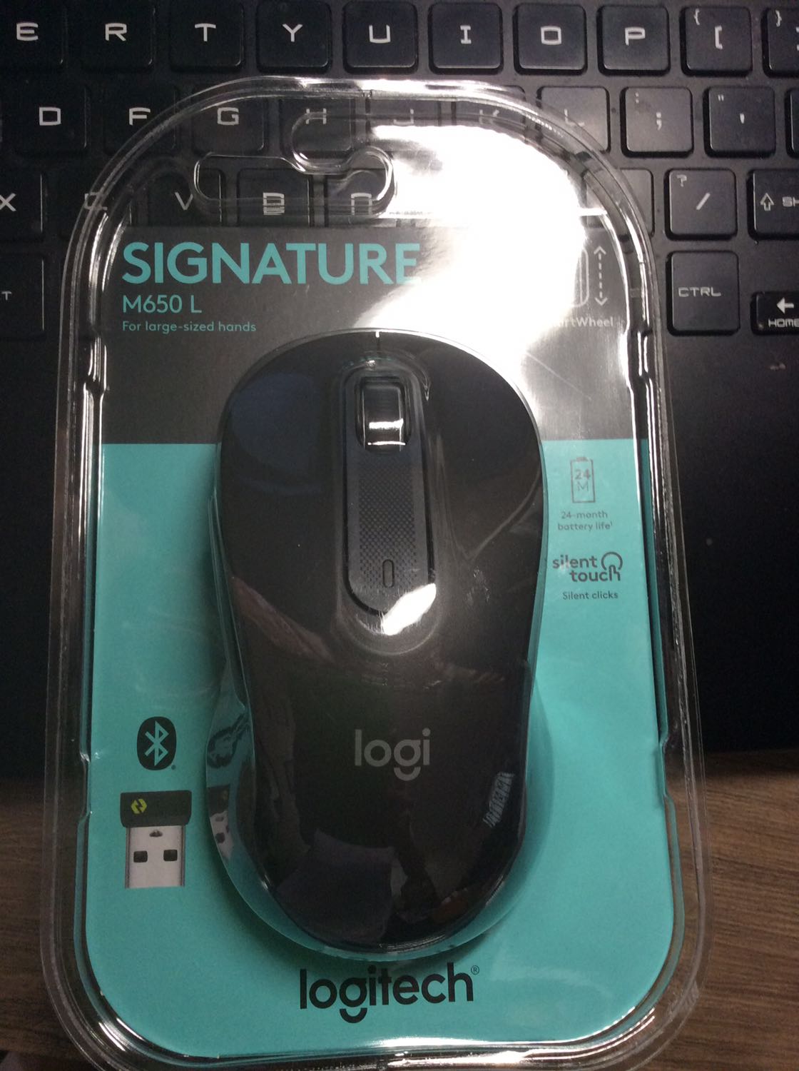 Tiki và shop giao hàng nhanh, đặt 9h sáng tới 2h chiều có hàng.
Đóng gói tốt, tình trạng sản phẩm ổn.
Chất lượng sản phẩm tuyệt vời, chuột nhạy, cầm thoải mái, tiện lợi với bluetooth và usb.
Cài thêm app option+ để tuỳ chỉnh 2 nút bên và nút trên con lăn rất tiện lợi.
Nói chung là sản phẩm tốt