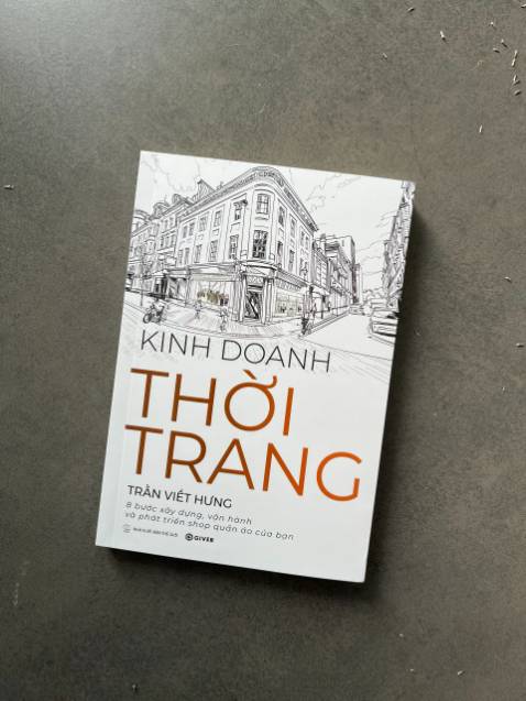 một quyển sách rất thực tế và hữu ích về kinh doanh thời trang từ tác giả Việt. Rất thích hợp cho các bạn muốn kinh doanh về thời trang. Đọc xong muốn chạy ra Hẻm store tham quan liền, biết đâu gặp dc tác giả :D