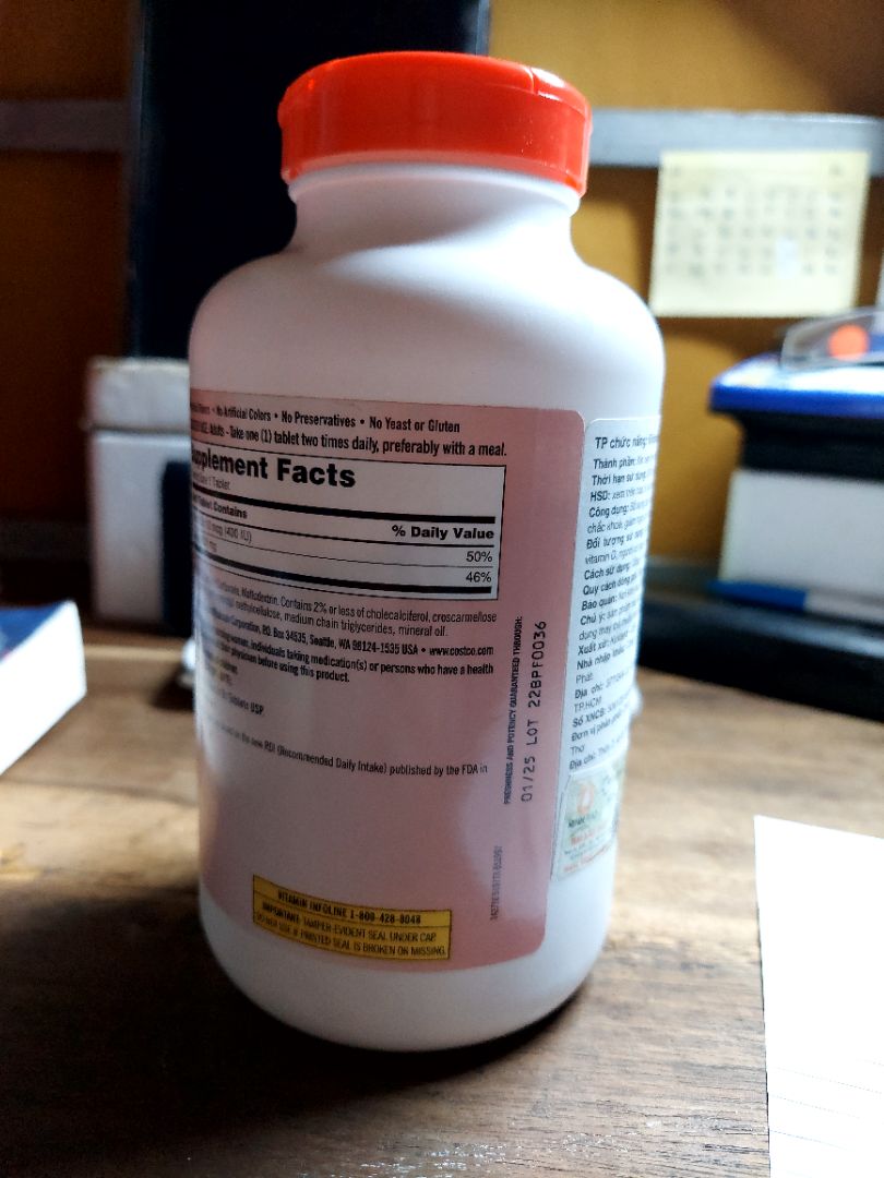 nhìn kĩ viên thuốc bằng mắt thường có nhiều chấm bi màu vàng nhạt giống như thể bị ẩm, mốc😥