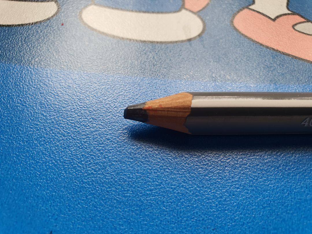 Loại bút này chất lượng gỗ tốt, mùi dễ chịu, ít bị gãy, ruột chì to. Uy tín mấy lần rồi nên mình hay mua lại mỗi khi có 1 vài màu bị hết nhanh hơn các màu khác.