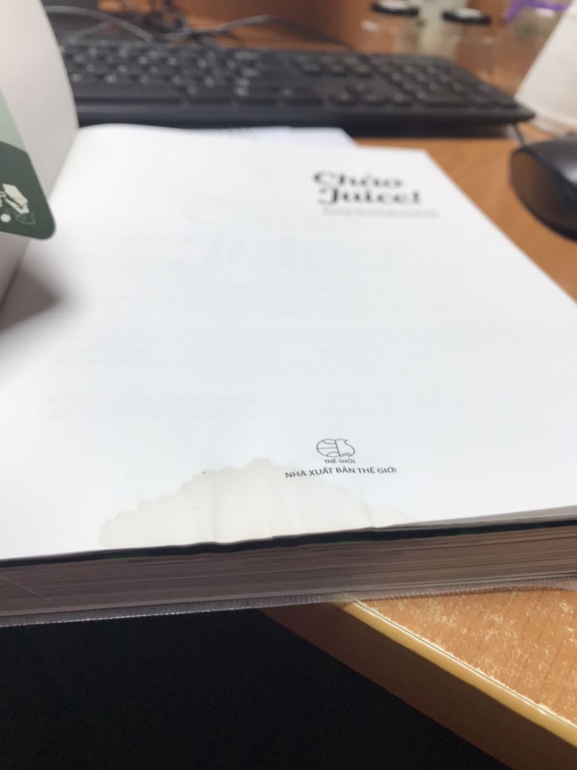 Sách bị ướt, các tráng Đinh với nhau, đề nghị đổi sách khác