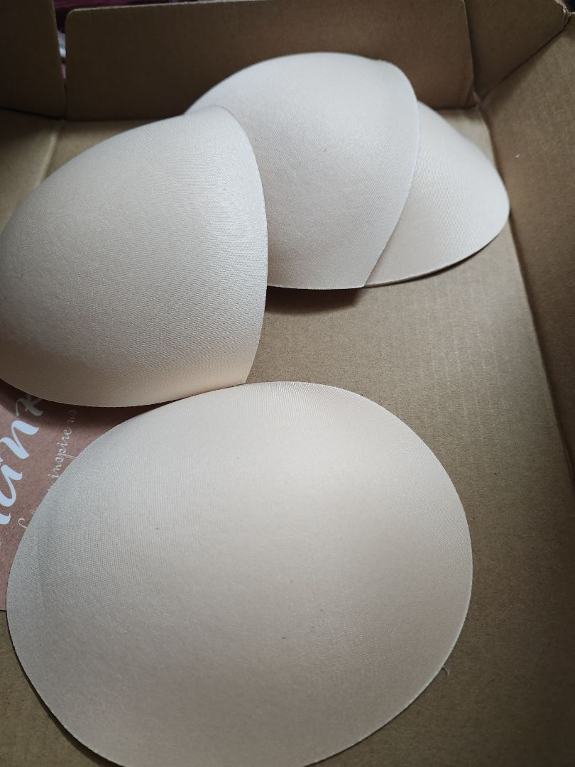 mút của áo mỏng, giao hàng chậm, sale nên mua