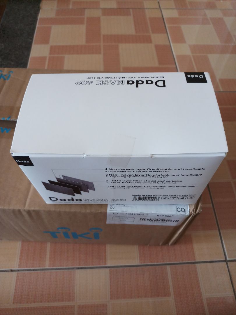 Hộp khẩu trang khá là đẹp, nhìn cứng cáp và chắc chắn. 
Mình mua hồi tháng 08/2020, khẩu trang sản xuất tháng 07/2020, hàng mới sản xuất.
Mình chưa khui xài. Mình sẽ viết tiếp đánh giá khi dùng sản phẩm.
Cảm ơn Shop!