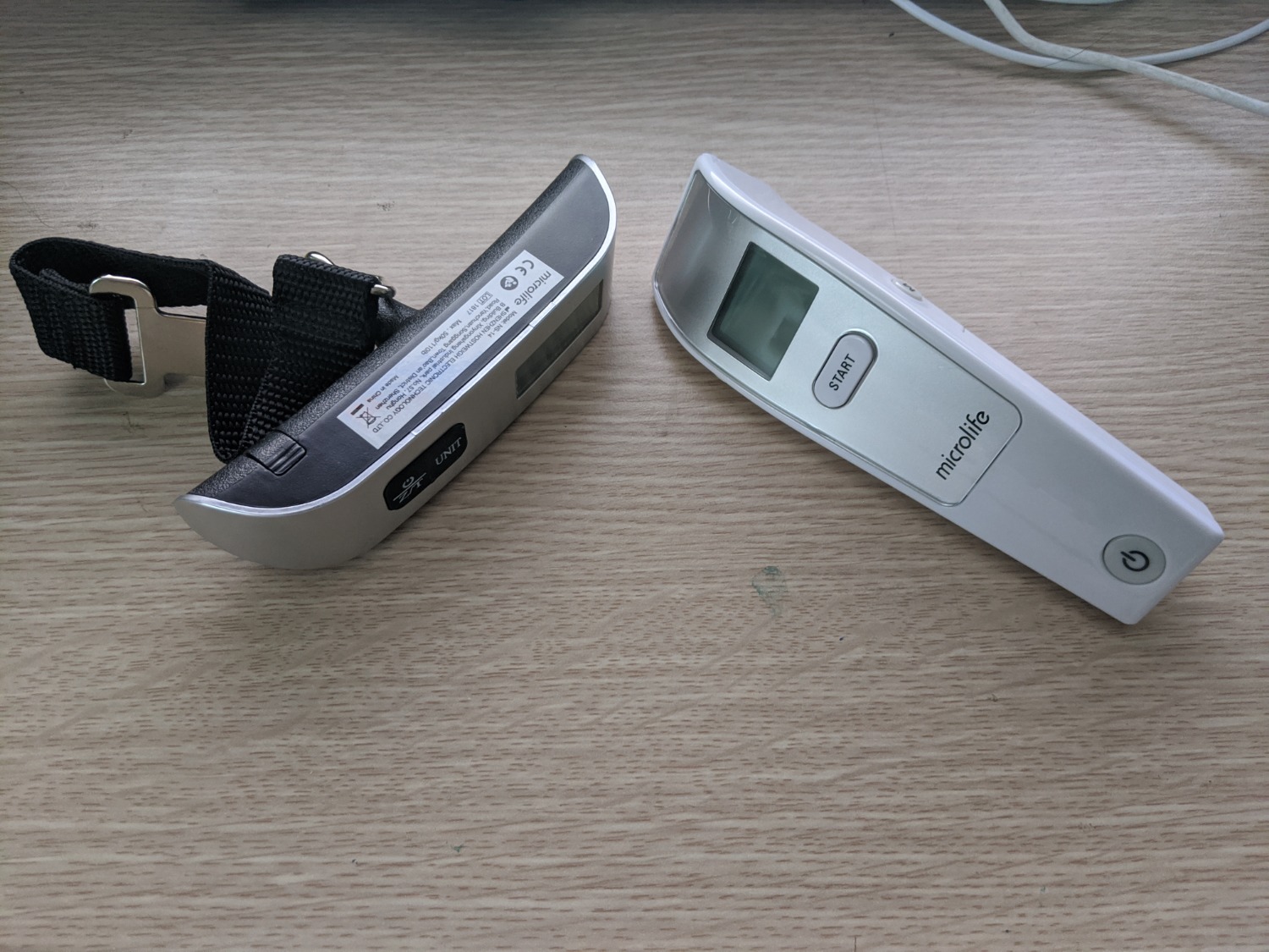 Trong lúc dịch corona, mọi nhà nên có đo nhiệt độ trán như thế này để luôn cập nhật sức khoả của bản thân. Nhất là khi bay máy bay, có thêm cái cân rất tiện cho những người di chuyển nhiều như mình