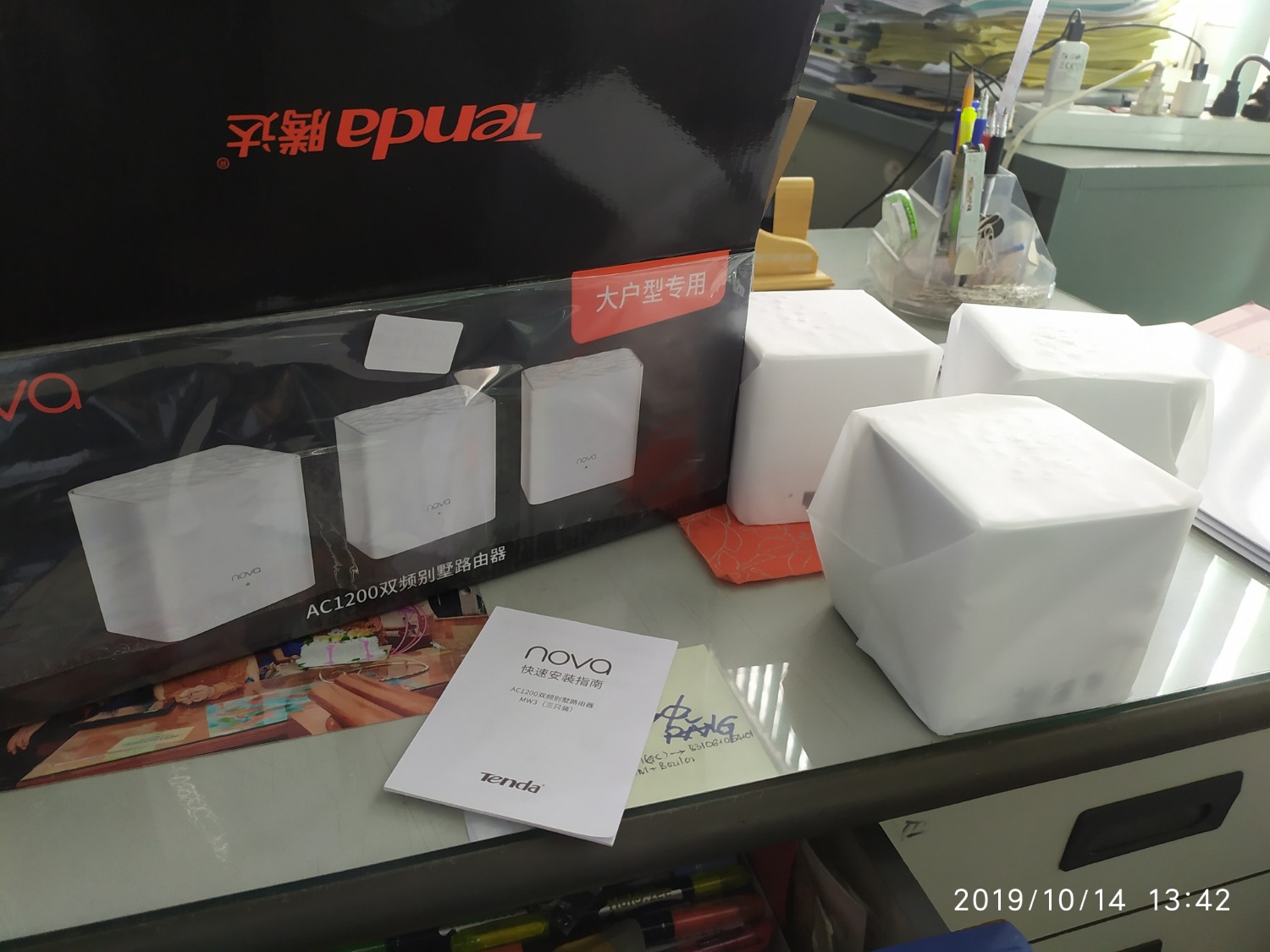 Mua hàng trên tiki nhiều lần nhưng đây là lần giao hàng nhanh nhất làm cho mình rẩt bất ngờ đến nổi ngạc nhiên của mình. Order lúc 12:04' ngày 14Oct2019 đến 13:40' cùng ngày đã nhận được hàng. Lúc 13:55' hình chụp trên trang tiki.vn vẫn còn thể hiện đơn hàng đang trên đường vận chuyển mới ghê chứ !
Hàng hóa đóng gói đầy đủ 3 cục, trông khá cẩn thận. 
Ngay sau khi lắp đặt đã cho kết quả hơn cả mong đợi. Về lâu dài thì chưa biết độ bền và chất lượng có xuống cấp hay không