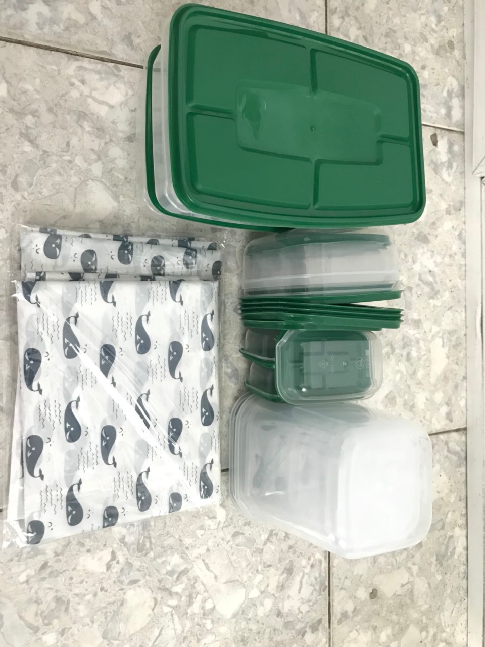 Lần này thât sự không hài lòng về tiki, khi đặt hàng mình đã ghi là địa chỉ công ty vậy mà giao hàng không báo trước còn giao vào lúc 12h40 trong giờ trưa thật sự rất khó chịu.
Thứ hai, hàng không như hình và có mấy hộp nắp đậy không kín được. Thất vọng