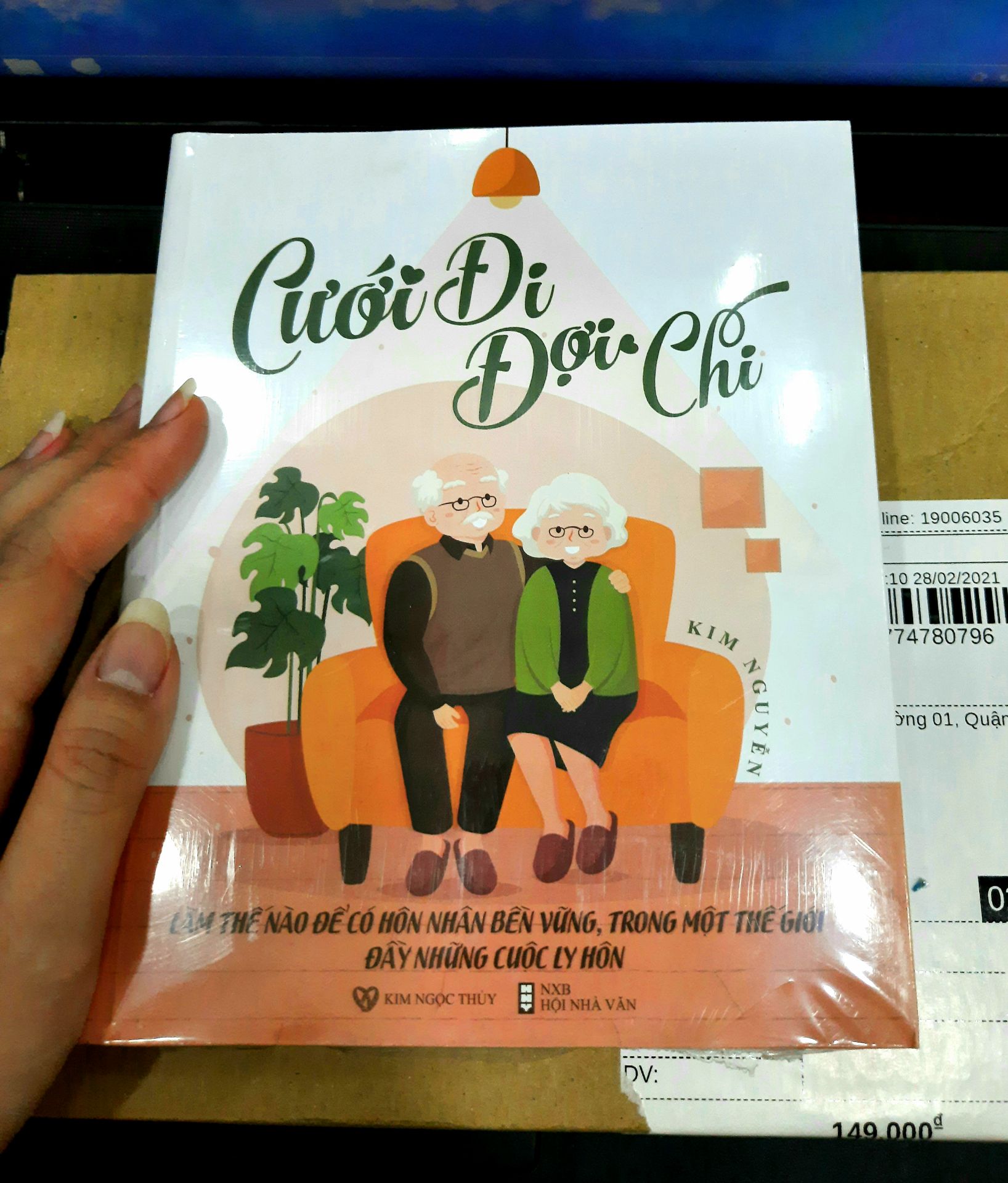 Mua ở tiki chưa bao giờ làm mình thất vọng , đóng hộp đẹp chắc chắn. Về sách của shop mình thấy bìa chắn chắn , hình bìa nhìn cute và nghe nói sách này dg hot nên mua lấy kinh nghiệm vậy thôi???  , chất liệu giấy ok , nội dung thì mình đọc được 2/3 nên cũng cảm nhận đc . Thấy có nhiều truyện ngắn toàn hay hay k nga mấy chế , mấy câu chốt cũng ý nghĩa . Cũng có nhiều câu hay để viết caption *** để đỡ phải suy nghĩ kaka ( khá hữu ích)??... nói chung là thấy ok đó mấy chị cứ thưởng thức từ từ nhé =)))