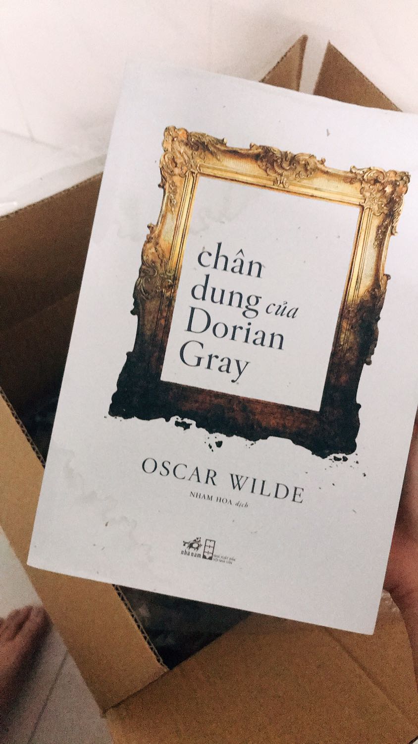 Mình có đặt 1 đơn gồm 1 cuốn sách và hộp đựng thuỷ tinh. Lúc nhận hàng thì thùng giấy đựng đã ướt hết và rã ra. Bên trong may mà hũ thuỷ tinh không sao nhưng cuốn sách bị hư hại nặng. Sách bị ướt hết, bìa vênh và gáy sách bị móp gãy, bên trong thì giấy ẩm hết cả. Mình cần Tiki đổi lại cho mình một cuốn khác nguyên vẹn hơn ạ :(((