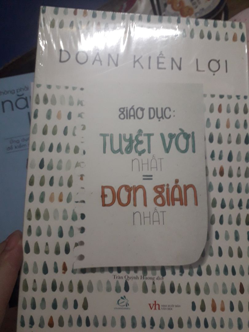 Tiki giao hàng nhanh chóng mặt luôn á. Mọi lần đặt từ 7h tối thì chiều hôm sau là có. Riêng lần này đặt tận lúc hơn 10h tối mà 11h trưa hôm sau đã có luôn rồi. Đặt sách trên tiki nhiều nên anh shipper đến trước cửa nhà rồi mới gọi ra lấy. Sách đóng gói rất cẩn thận.