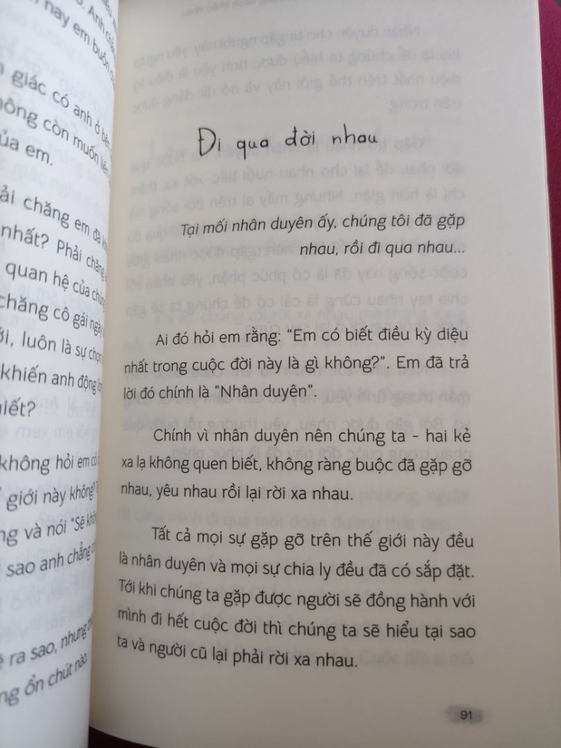 Đây là cuốn sách dành cho các bạn nữ thất tình, mới trải qua đổ vỡ tình cảm. Tôi không thuộc nhóm đối tượng này nên cảm giác như bị lời đề giới thiệu *** mua sách. Giới thiệu của sách hoàn toàn không hề về chủ đề chia tay, nhưng mua về rồi mới thấy 95% sách lan man về việc hậu chia tay, về việc "giá trị của bạn nữ không mất đi chỉ vì người ấy không yêu bạn nữa" vân vân mây mây, có thể là ý nghĩa chữa lành với đối tượng của sách nhưng đối với tôi, người đang bình thường không đổ vỡ gì, muốn tìm một cuốn sách nhẹ nhàng đọc để cảm thấy hạnh phúc thì nói thật là đọc sách này chỉ trầm cảm thêm vì tự dưng lại phải đọc về nỗi buồn chia tay, đổ vỡ ... Xong lên tiki đọc kỹ lại các review 1 sao mới thấy nhiều người cũng bị tốn tiền như mình. Sau này chắc không dám mua sách chỉ vì lời tựa đề giới thiệu nữa và mấy review tâng bốc nữa, *** người quá. 
Bạn tác giả viết sách cho các bạn nữ thất tình thì nói thẳng ra, lại trá hình là sách đề tài hạnh phúc dành cho tất cả mọi người. Bó tay. cho 1 sao vì bìa đẹp, sách mới.