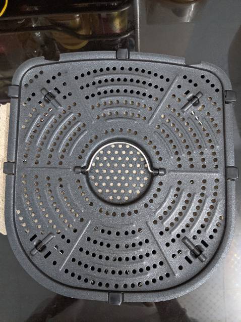 Lần đầu mua hàng trên tiki với giá trị cao vậy, đau tim lần 1 ghê. Cái đầu tiên nhận về bị lỗi như ảnh, hộc chiên đóng vào bên hở bở kín, nhờ tiki thu hồi & được đổi cái mới. Hào hứng mở ra kiểm tra phần hộc đầu tiên & kết quả hở hơn cái đầu 🤣. Chắc lô này sx bị lỗi hộc quá. Đường nét chưa được chi tiết lắm, các đường mép nhựa hơi cứng bén nha, hỏng lẻ hàng sale nên toàn là hàng bị khuyết nọ khuyết kia ??? Về chức năng thì trước mắt mới *** nướng. Để sài thời gian thì mới biết bền hay hok. Hi vọng là bên. Đau tim lần 2..